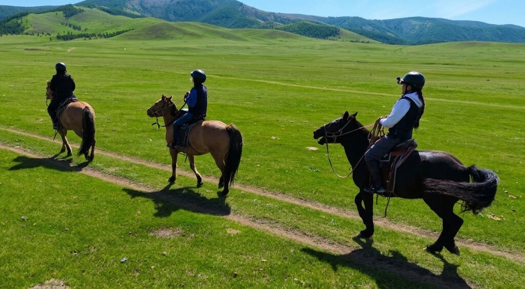 モンゴルの大草原で乗馬を楽しむ H&A Horse Campの参加者